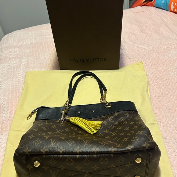 Louie Vuitton handbag. Barely used! Retails for $1500 - Picture 2 of 6